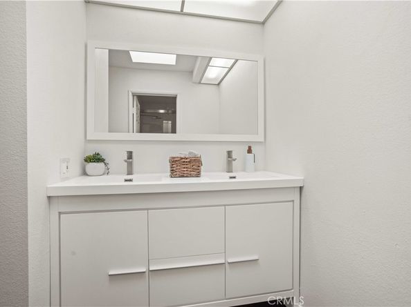 21620 Burbank 22, Woodland Hills CA 91367