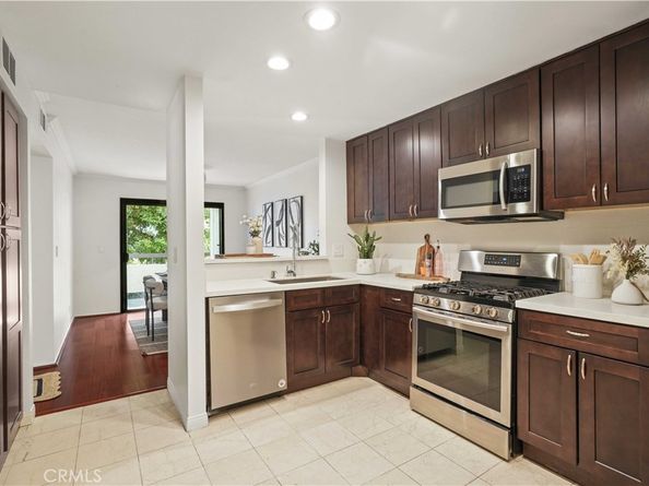 21620 Burbank 22, Woodland Hills CA 91367