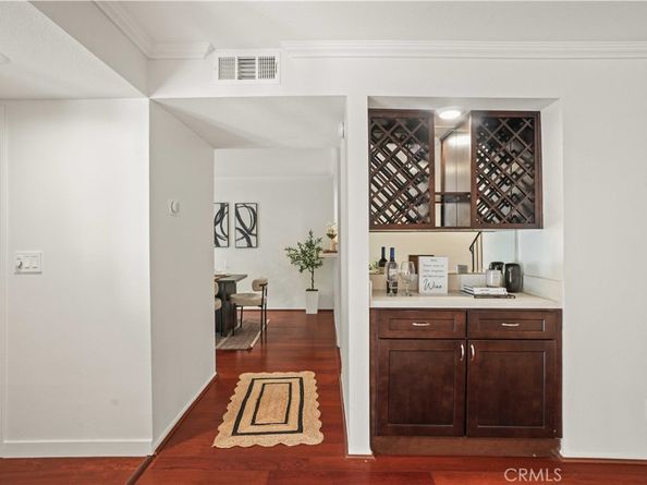 21620 Burbank 22, Woodland Hills CA 91367