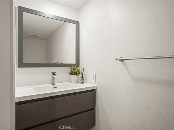 21620 Burbank 22, Woodland Hills CA 91367