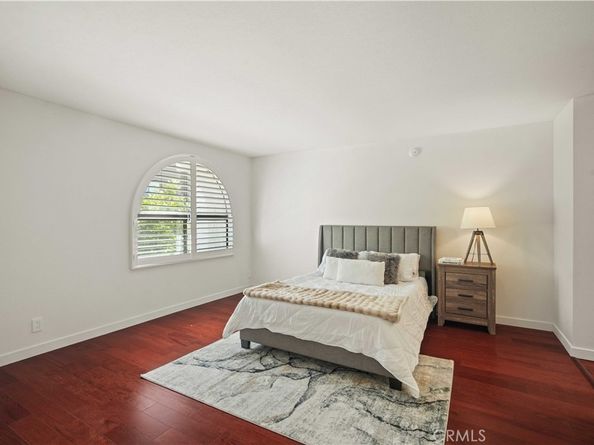 21620 Burbank 22, Woodland Hills CA 91367