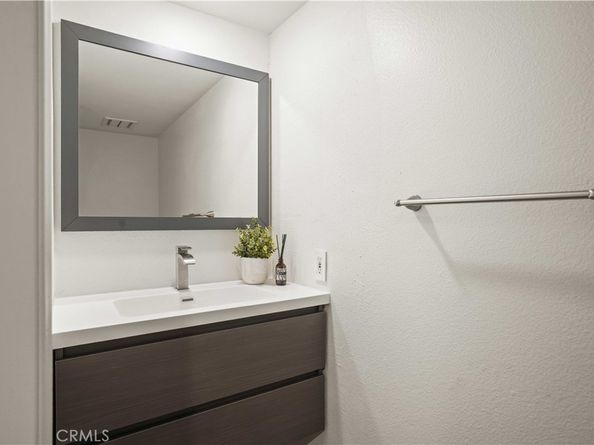 21620 Burbank 22, Woodland Hills CA 91367