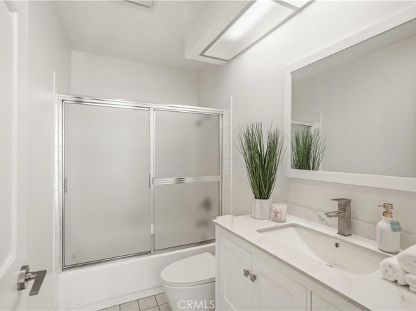 21620 Burbank 22, Woodland Hills CA 91367