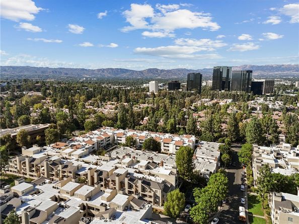 21620 Burbank 22, Woodland Hills CA 91367