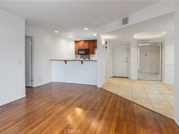 20253 Keswick Street 103, Winnetka CA 91306