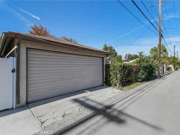 6900 Aura Avenue, Reseda CA 91335