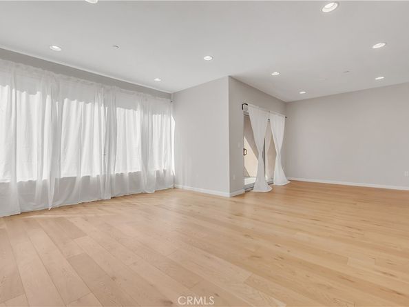 4821 Bakman 201, North Hollywood CA 91601