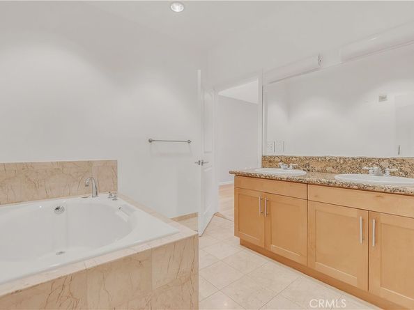 4821 Bakman 201, North Hollywood CA 91601