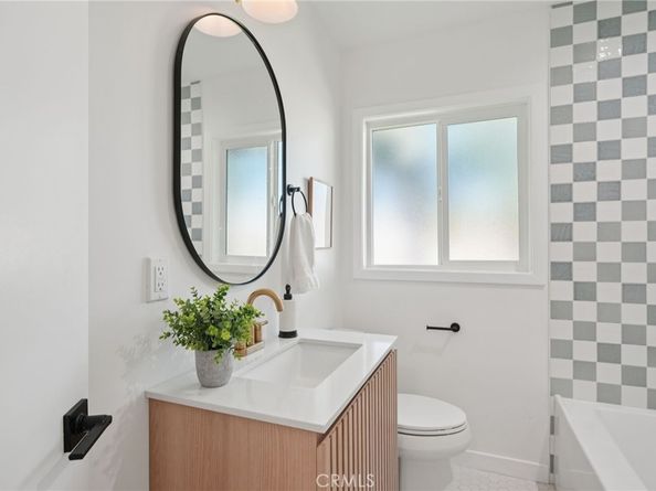 7020 Encino Avenue, Van Nuys CA 91406