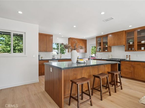 7020 Encino Avenue, Van Nuys CA 91406