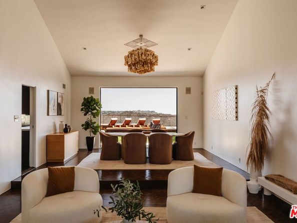 2028 Stradella Road, Los Angeles CA 90077