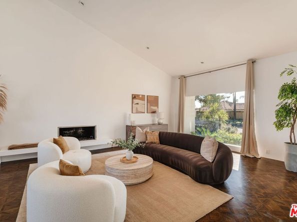 2028 Stradella Road, Los Angeles CA 90077