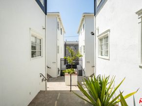 8730 Holloway Drive, West Hollywood CA 90069