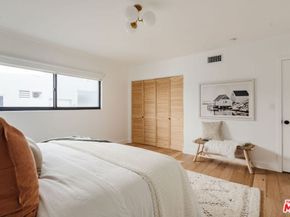 1943 12th 2, Santa Monica CA 90404