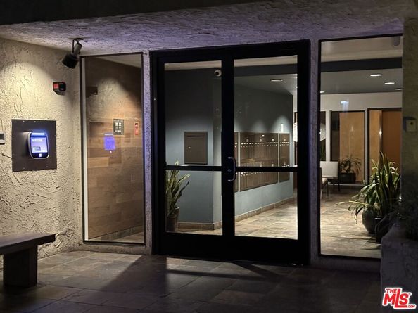 8400 De Longpre Avenue 104, West Hollywood CA 90069