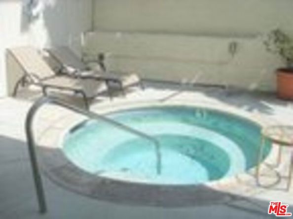 8400 De Longpre Avenue 104, West Hollywood CA 90069