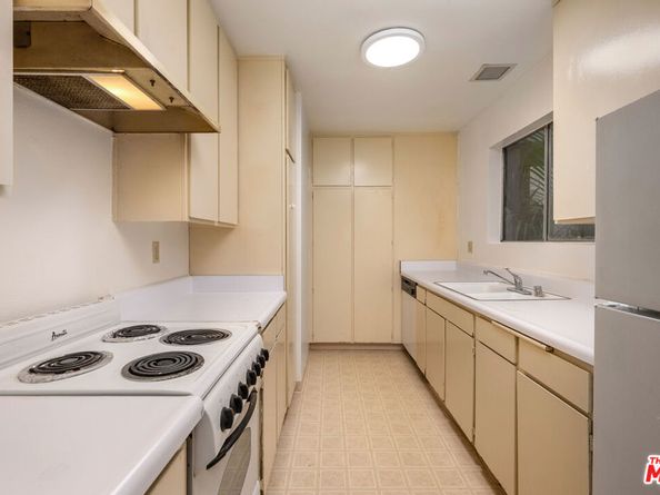 8400 De Longpre Avenue 104, West Hollywood CA 90069