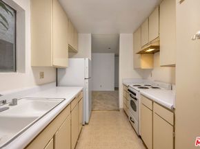 8400 De Longpre Avenue 104, West Hollywood CA 90069