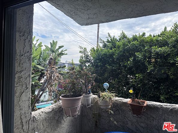 8400 De Longpre Avenue 104, West Hollywood CA 90069