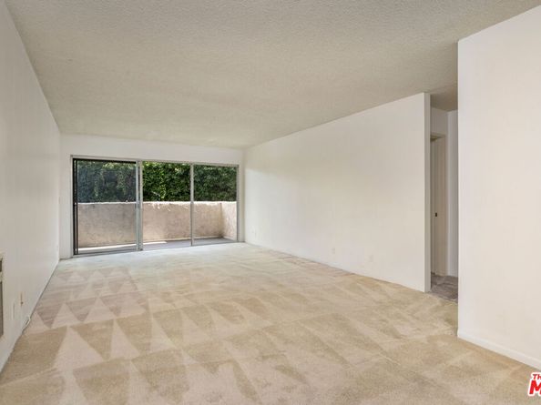 8400 De Longpre Avenue 104, West Hollywood CA 90069