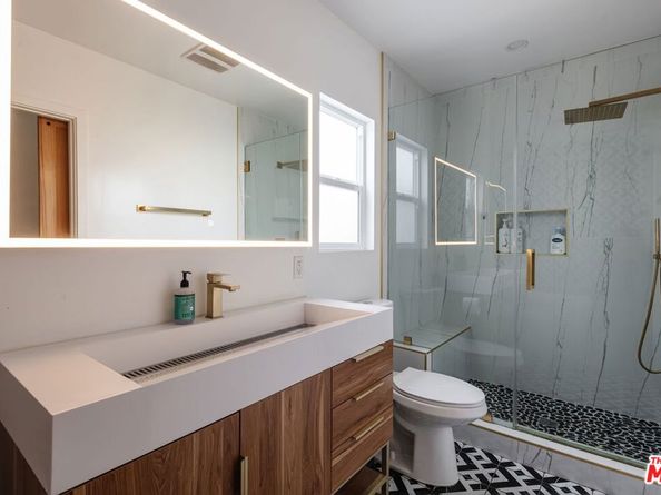 2422 W 77th Street, Inglewood CA 90305