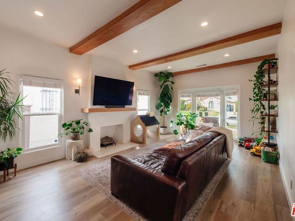 2422 W 77th Street, Inglewood CA 90305