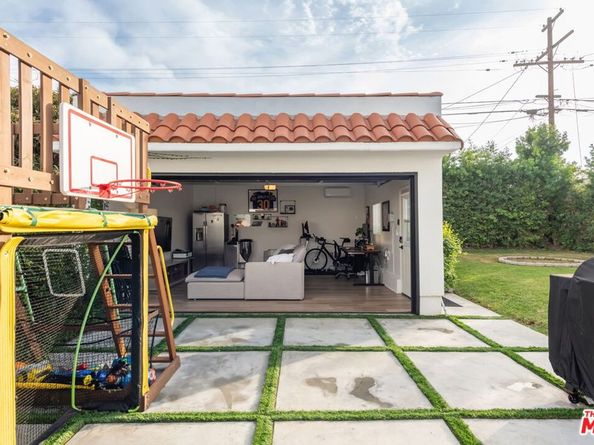 2422 W 77th Street, Inglewood CA 90305