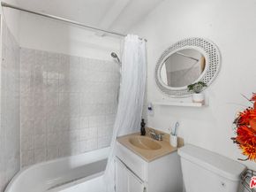602 W 40th Place, Los Angeles CA 90037