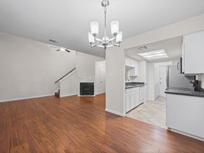 512 Eberhart LN 1402, Austin TX 78745