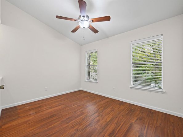 512 Eberhart LN 1402, Austin TX 78745