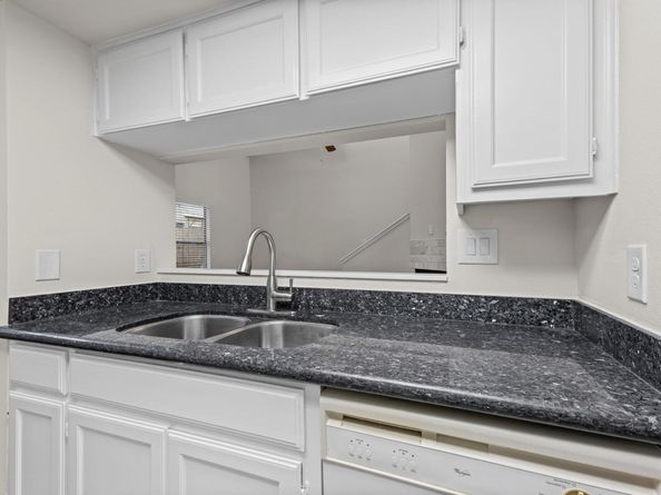 512 Eberhart LN 1402, Austin TX 78745