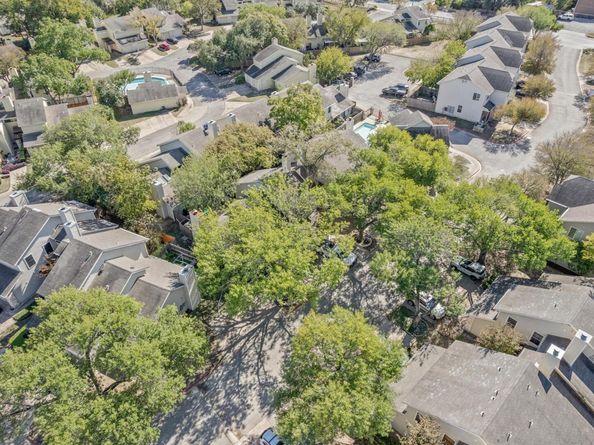 512 Eberhart LN 1402, Austin TX 78745