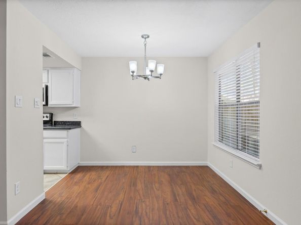 512 Eberhart LN 1402, Austin TX 78745