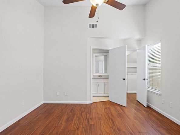 512 Eberhart LN 1402, Austin TX 78745