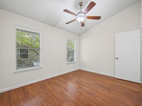 512 Eberhart LN 1402, Austin TX 78745