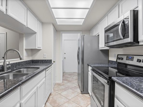 512 Eberhart LN 1402, Austin TX 78745