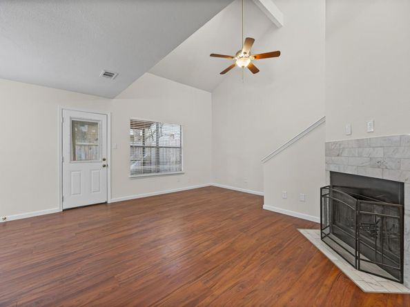 512 Eberhart LN 1402, Austin TX 78745