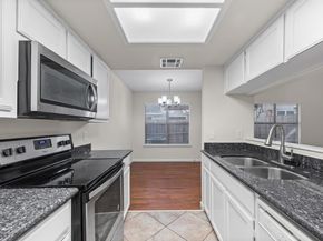 512 Eberhart LN 1402, Austin TX 78745