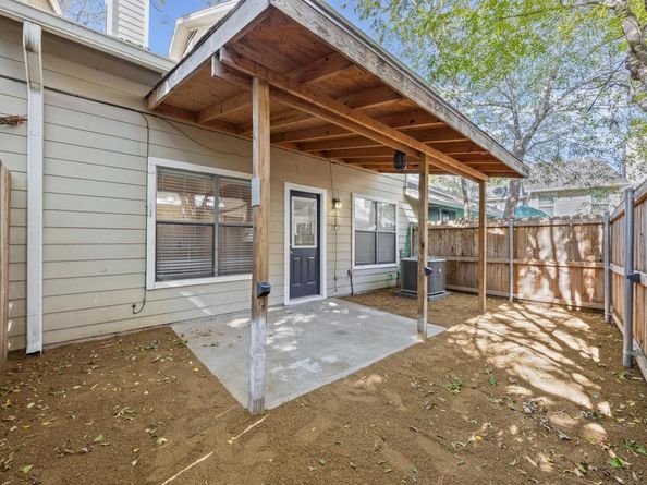 512 Eberhart LN 1402, Austin TX 78745
