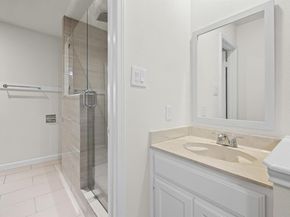 512 Eberhart LN 1402, Austin TX 78745