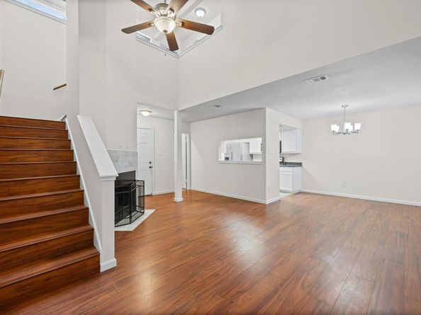 512 Eberhart LN 1402, Austin TX 78745