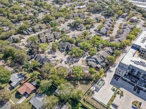 512 Eberhart LN 1402, Austin TX 78745