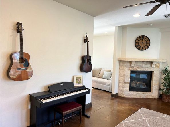 302 Deepwood DR, Georgetown TX 78628