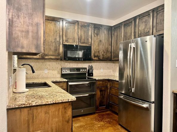 302 Deepwood DR, Georgetown TX 78628