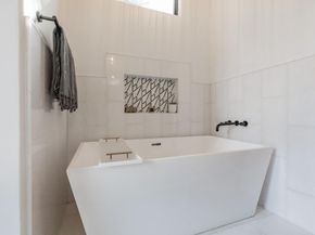 401 Rogart DR, Spicewood TX 78669