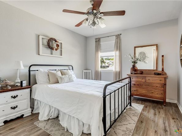 171 Comanche PT, Point Venture TX 78645