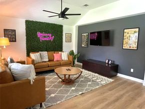 2004 Melissa Oaks LN, Austin TX 78744