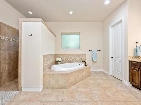 701 W Majestic Oak LN, Georgetown TX 78633
