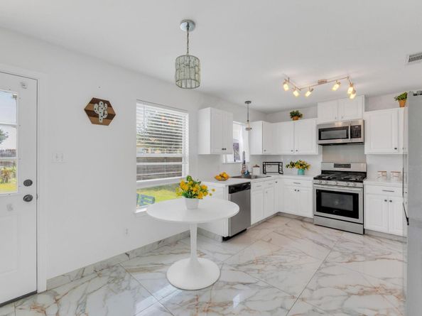 18400 Sun Haven CV, Elgin TX 78621