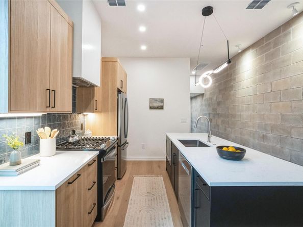 700 Denson DR 1101, Austin TX 78752